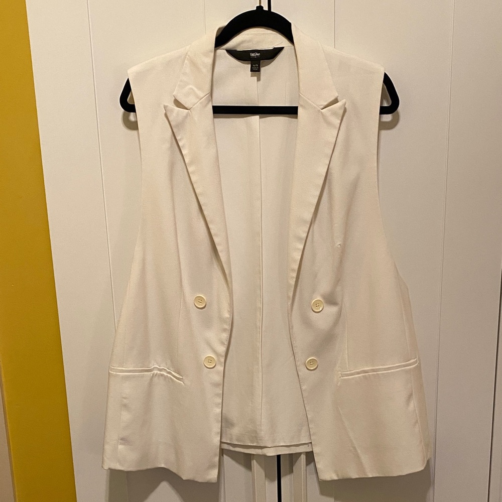 Mossimo Supply Co. Cream Sleeveless Vest